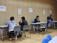 講演後はお薬相談コーナーが設けられ、薬剤師が質問や相談に回答しました。